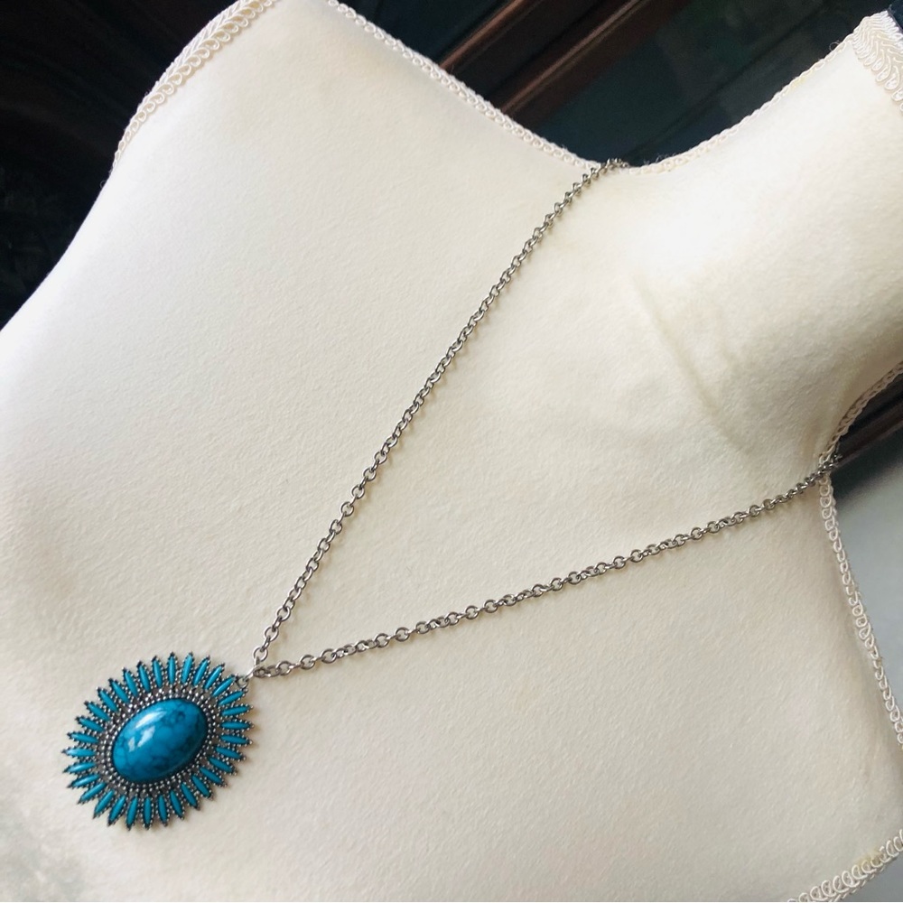 Vintage Celebrity southwest style pendant on chain necklace